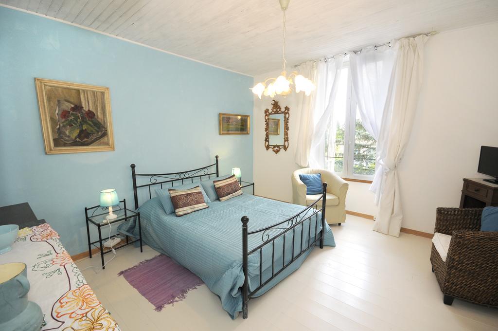 Chez Madeleine Bed and Breakfast Saint-Colomb-de-Lauzun Kamer foto